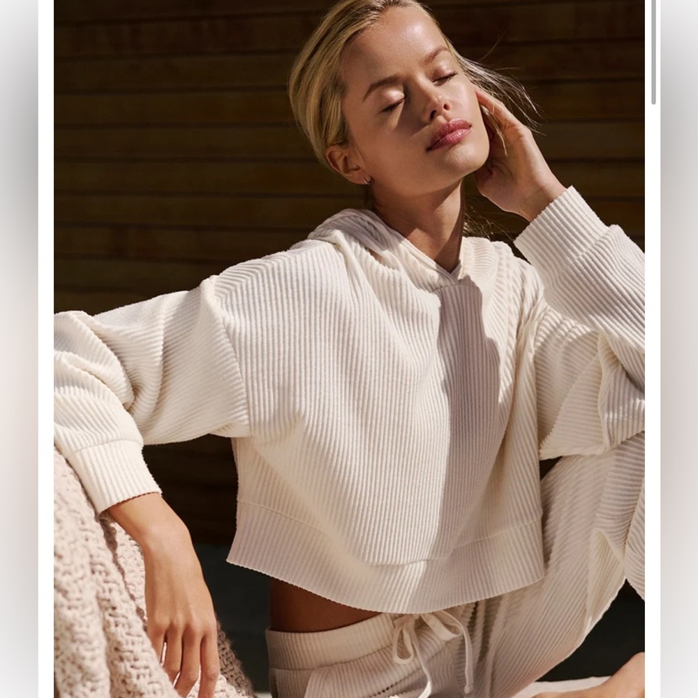 Alo Yoga Muse Hoodie in Ivory Size L